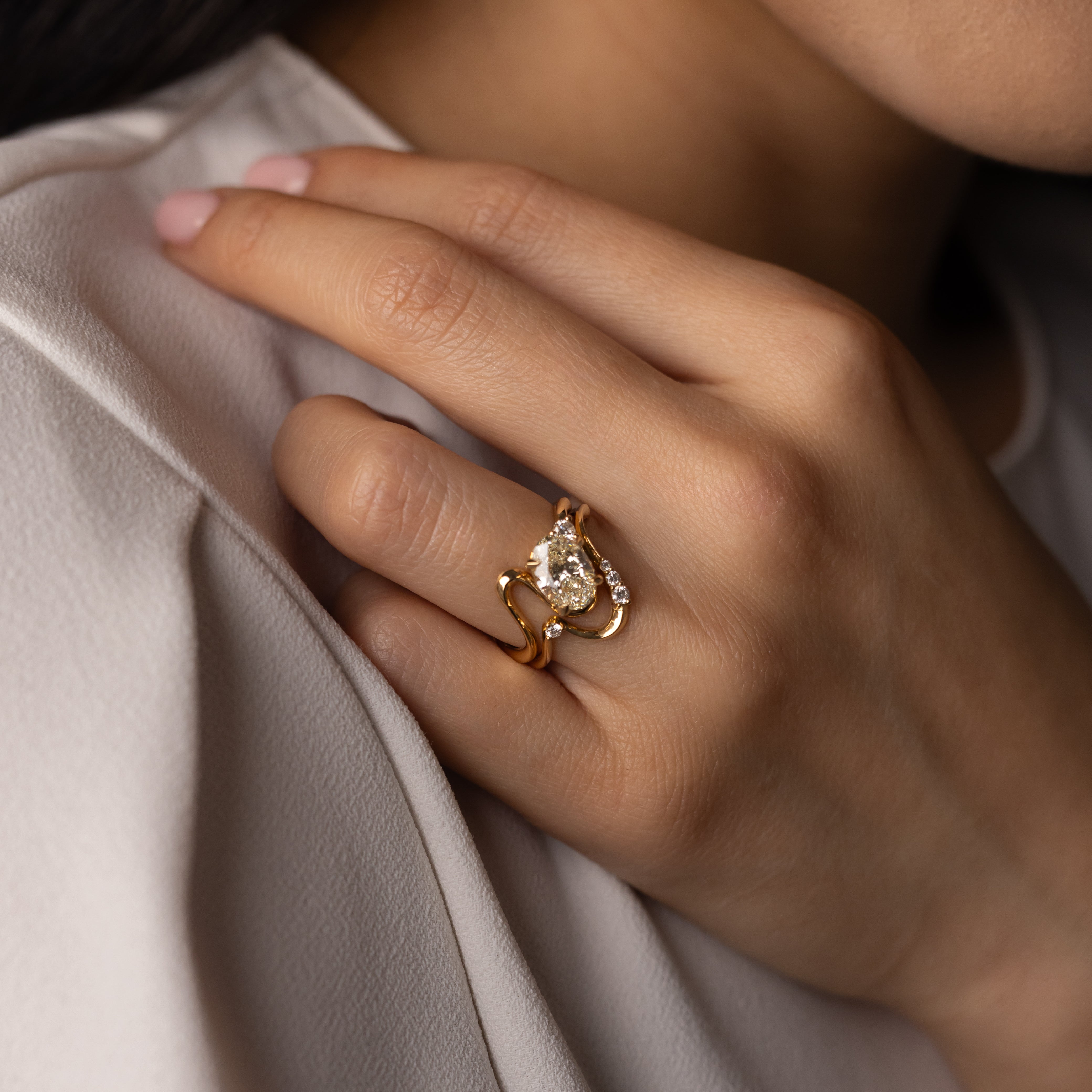 Maeva Oval Band