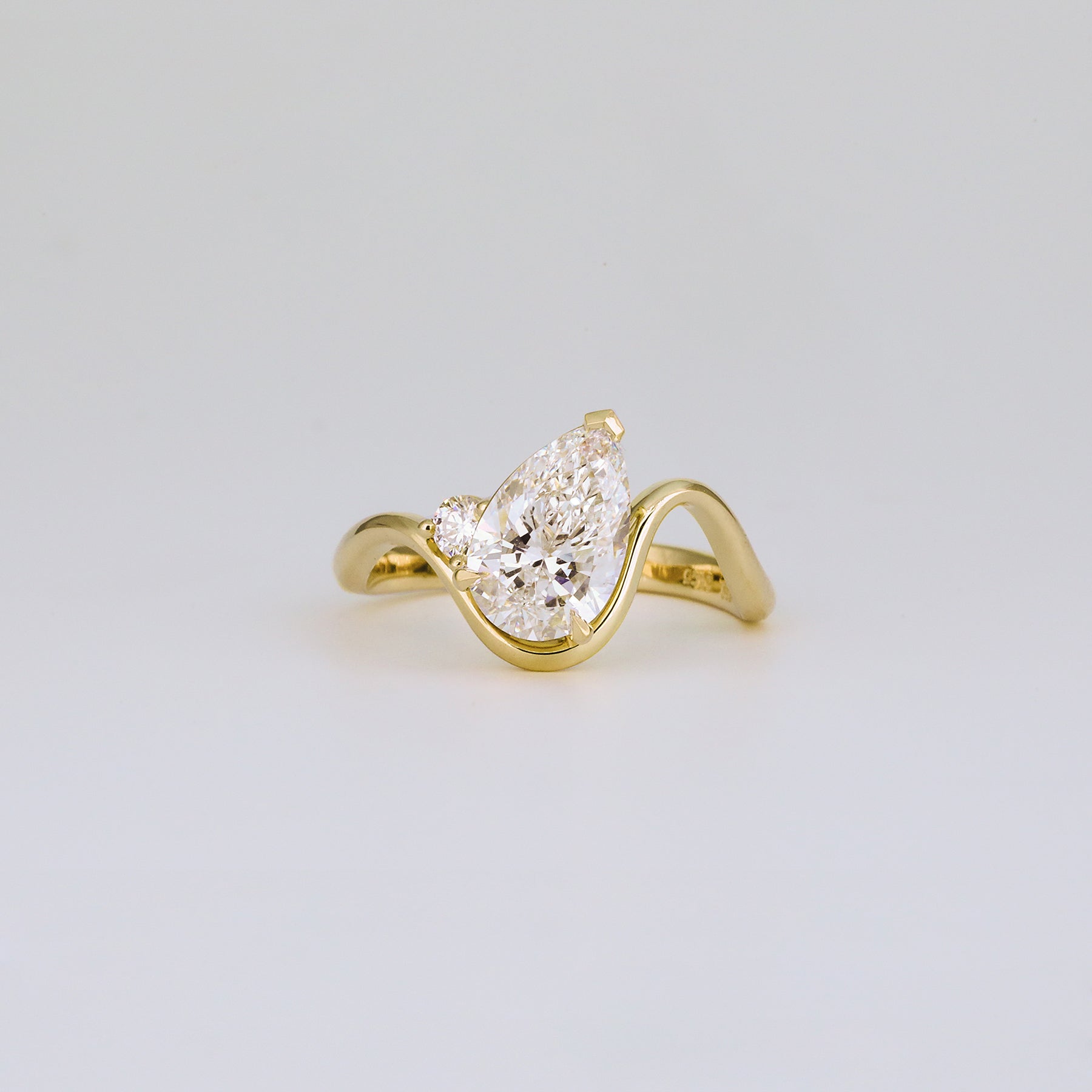 Maeva, Pear Cut