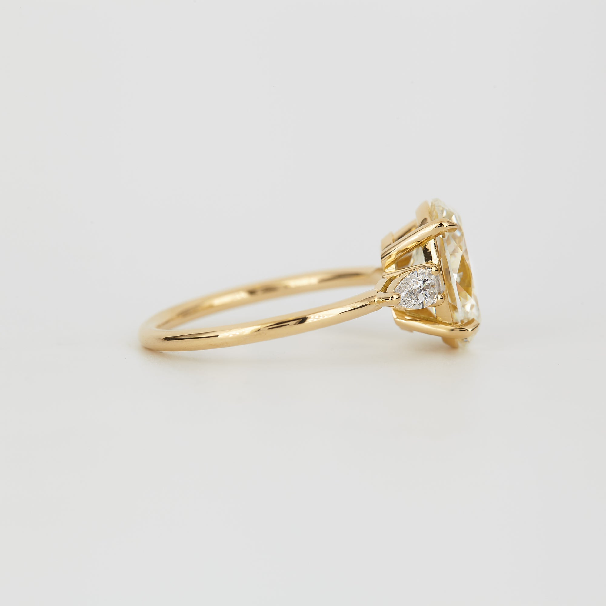 Sassa Oval Yellow 2.58ct