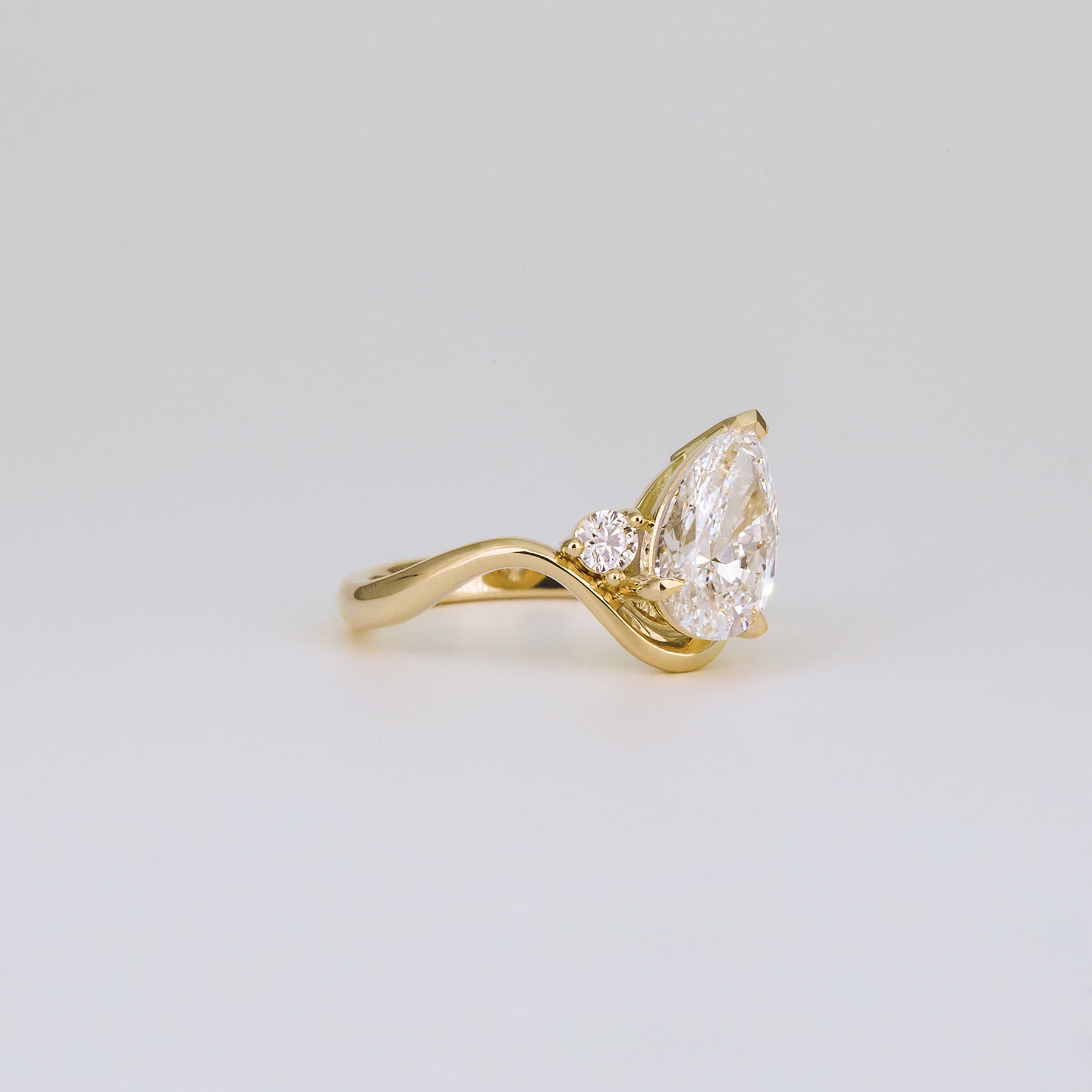 Maeva, Pear Cut