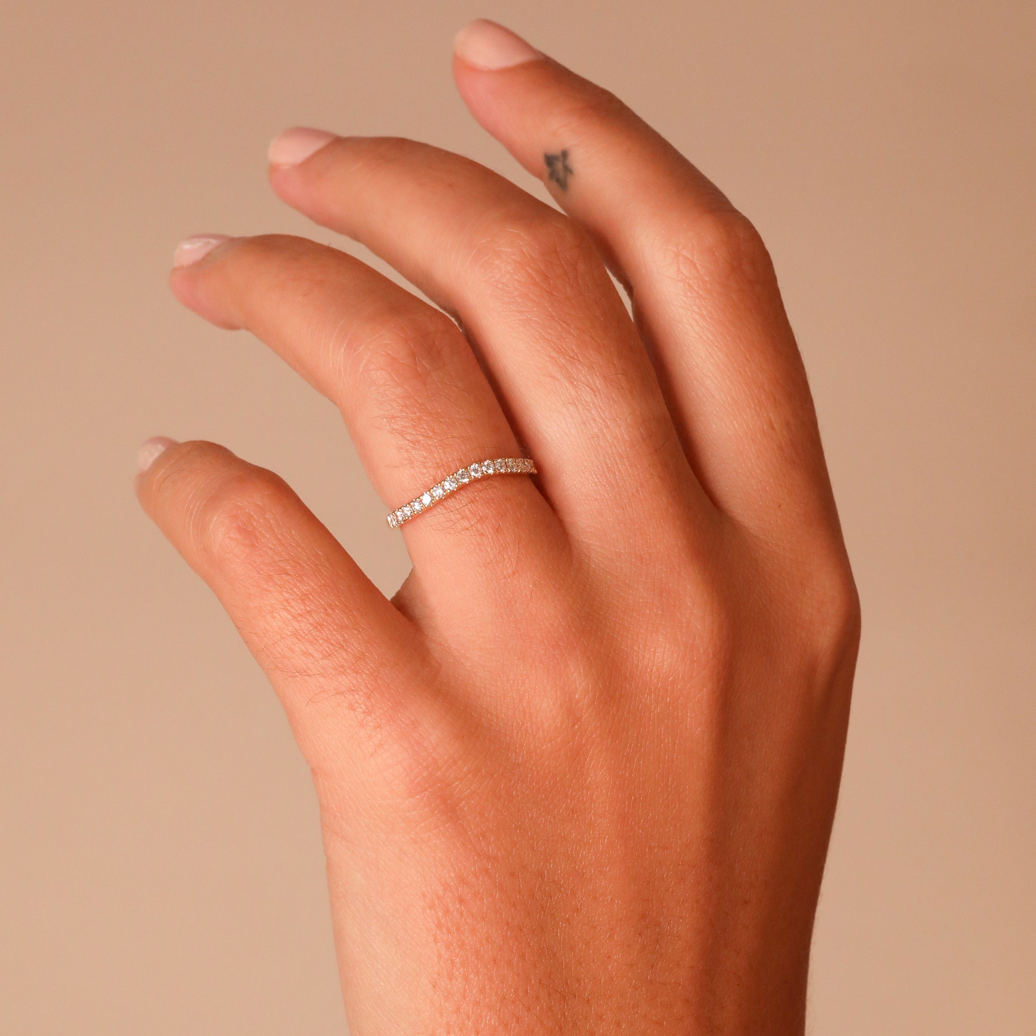 Curved thumb outlet ring